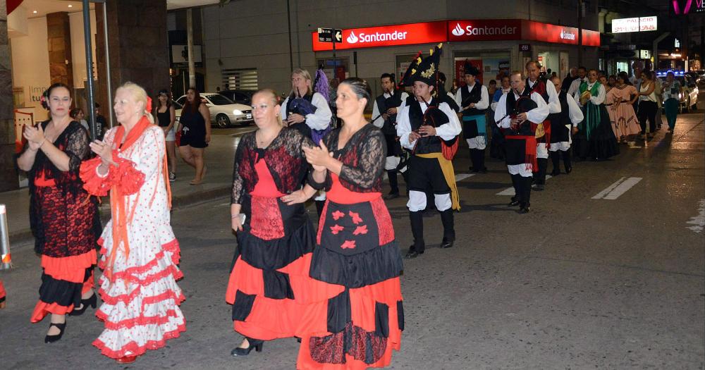 Los gaiteros llenaron de muacutesica y color al centro de la ciudad