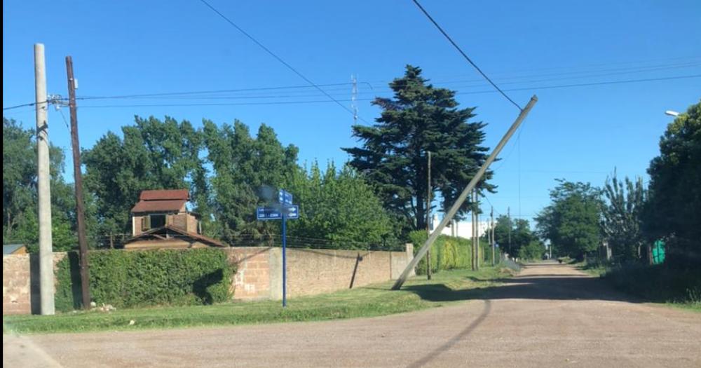 Un poste de luz sufrioacute dantildeos por la lluvia y hay baja presioacuten de agua