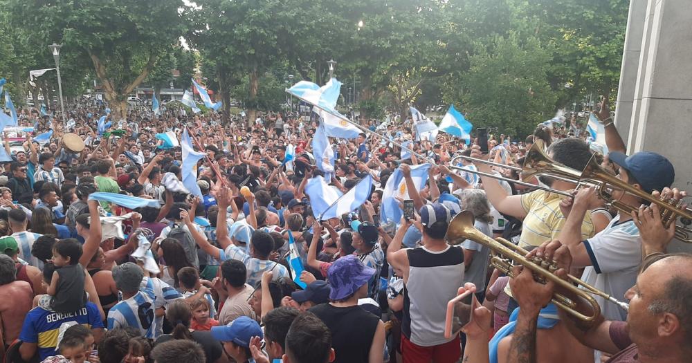 Argentina pasoacute a semifinales y la plaza central explotoacute de gente