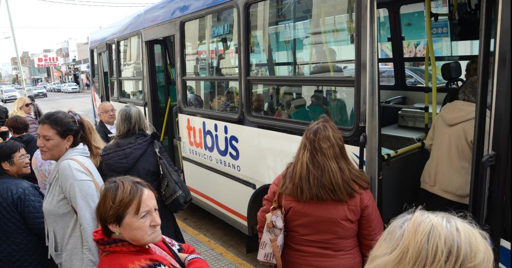 Por la suba de casos recomiendan el uso de barbijos en el transporte puacuteblico