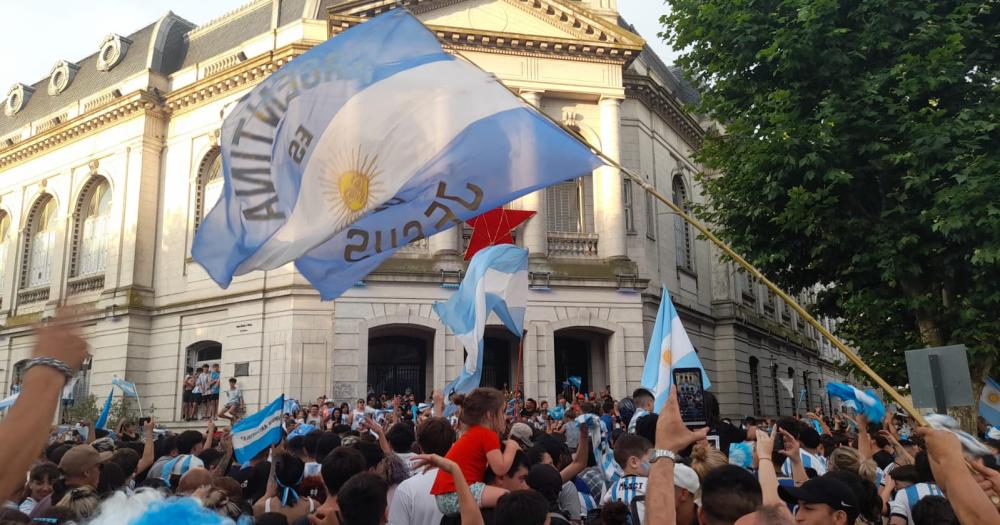 Argentina pasoacute a semifinales y la plaza central explotoacute de gente