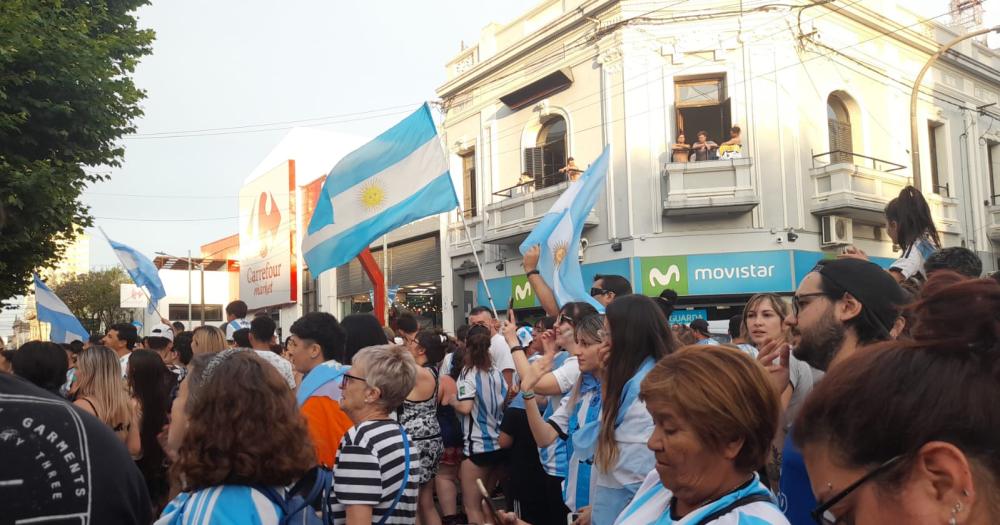 Argentina pasoacute a semifinales y la plaza central explotoacute de gente