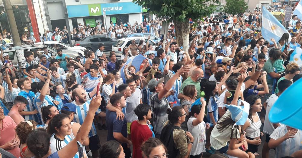 Argentina pasoacute a semifinales y la plaza central explotoacute de gente