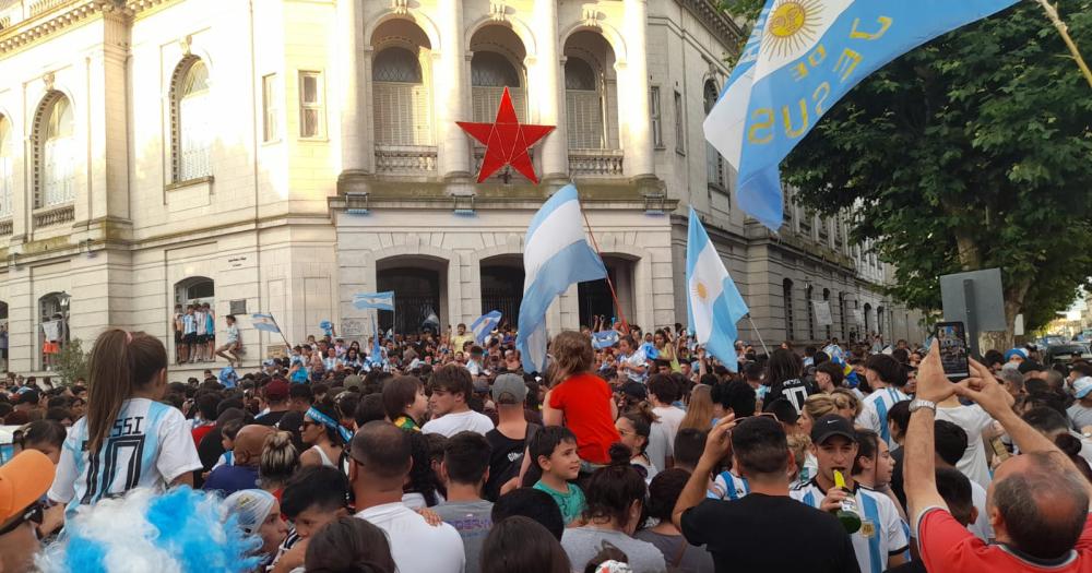 Argentina pasoacute a semifinales y la plaza central explotoacute de gente