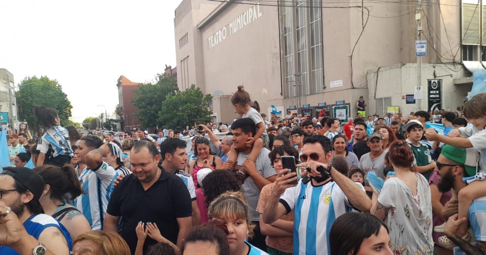 Argentina pasoacute a semifinales y la plaza central explotoacute de gente