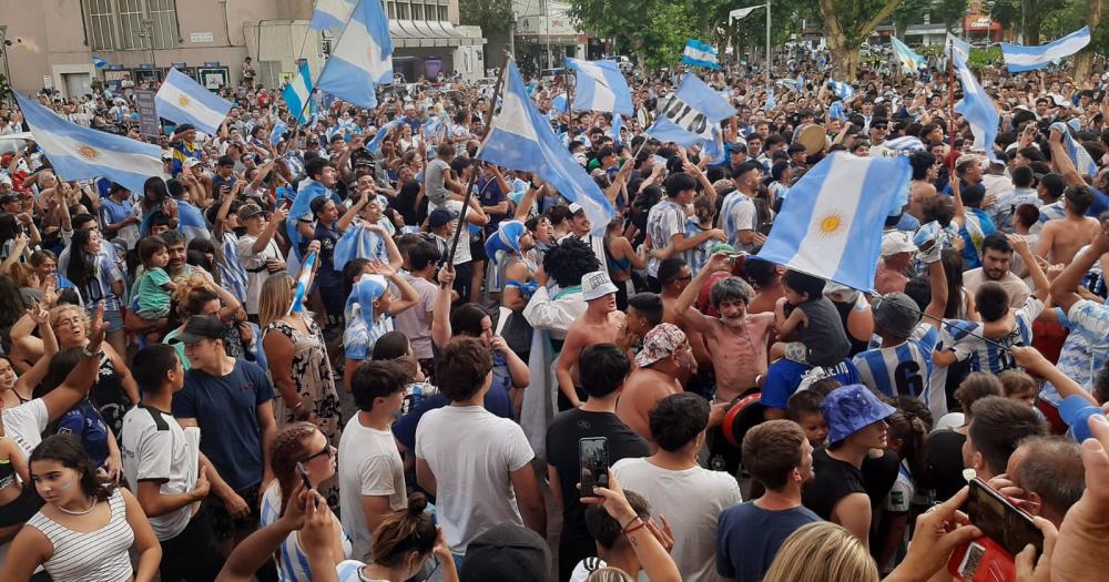 Argentina pasoacute a semifinales y la plaza central explotoacute de gente