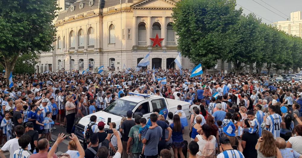 Argentina pasoacute a semifinales y la plaza central explotoacute de gente