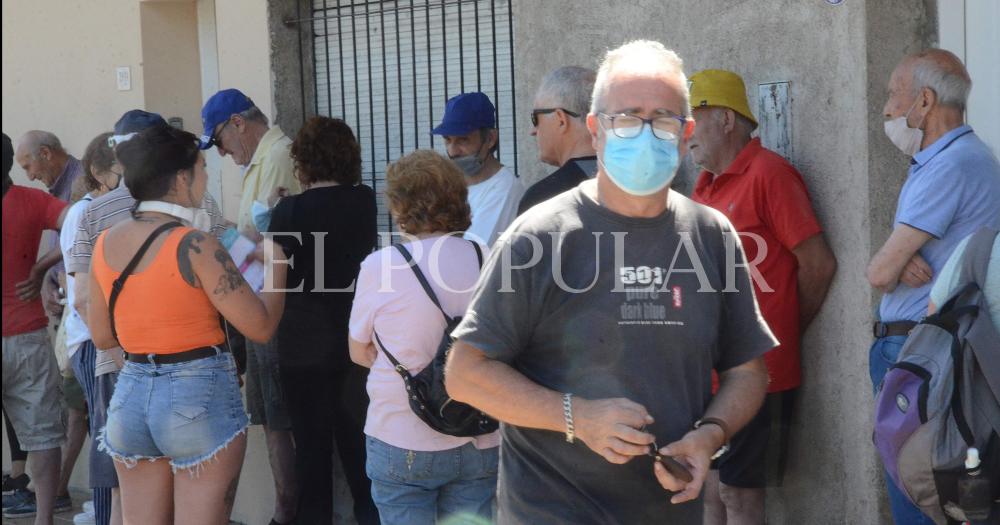 el Banco de Leche ayer desbordoacute de gente y la vacunacioacuten continuaraacute este lunes