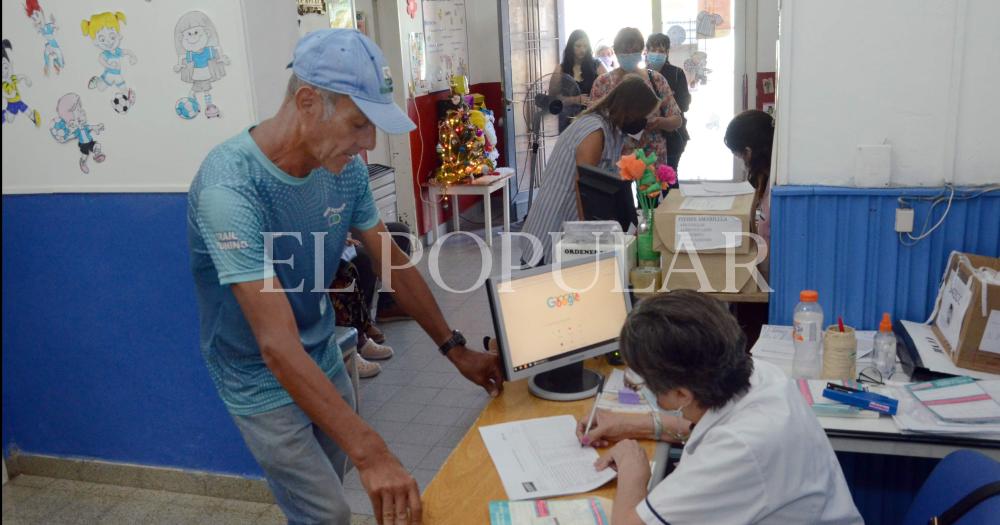 el Banco de Leche ayer desbordoacute de gente y la vacunacioacuten continuaraacute este lunes