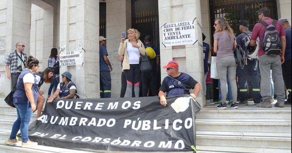 Integrantes del MTE se encadenaron al Municipio- solicitan poder seguir feriando en el Corsoacutedromo