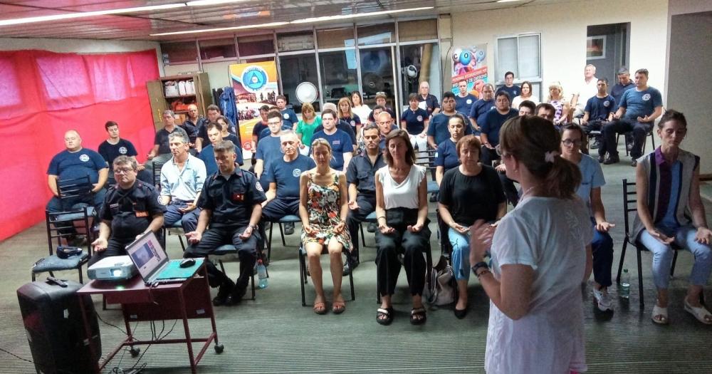 Bomberos Olavarriacutea- charla sobre nutricioacuten y salud mental