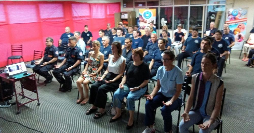 Bomberos Olavarriacutea- charla sobre nutricioacuten y salud mental