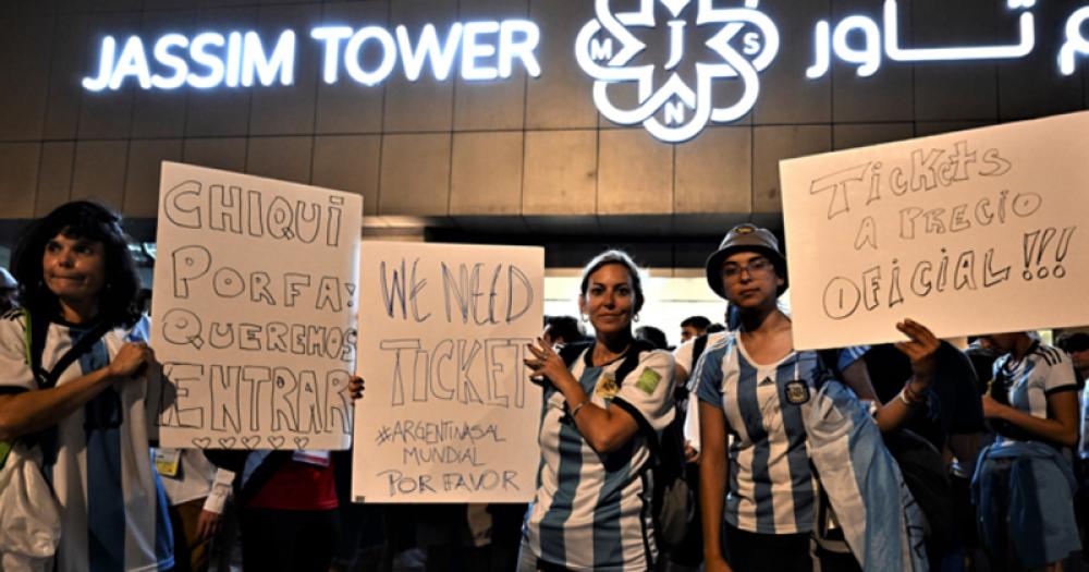 Manifestacioacuten de argentinos en Doha por falta de entradas a precio oficial para la final