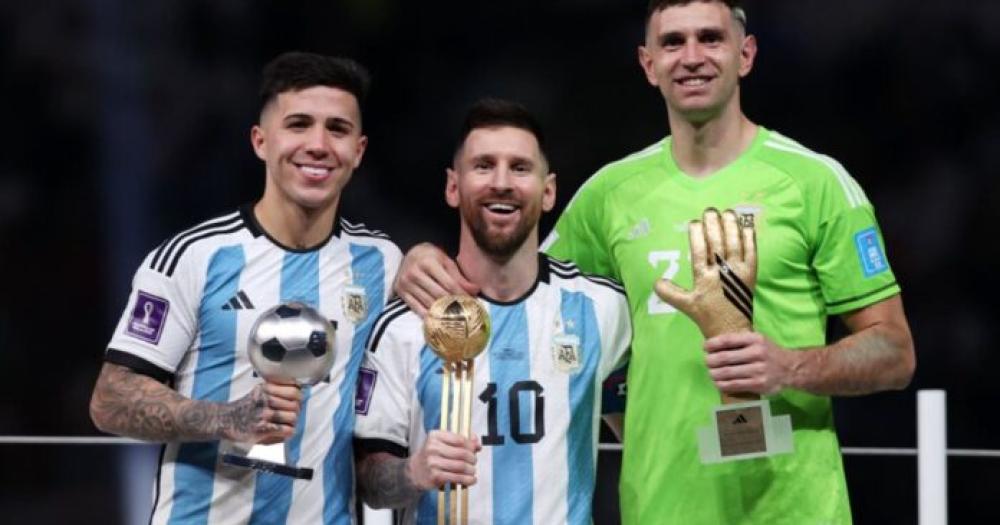 Messi Dibu Martiacutenez y Enzo Fernaacutendez distinguidos por la FIFA