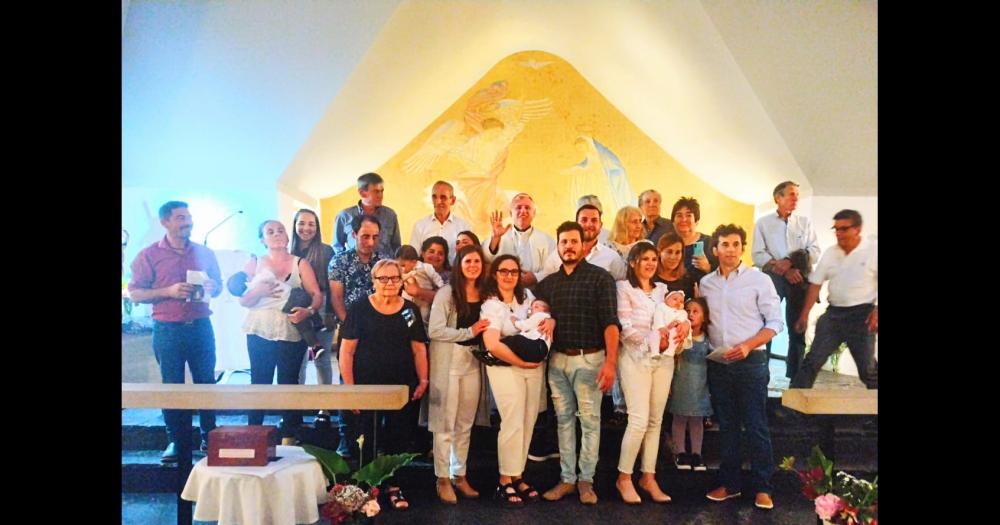 Recientemente se realizó una ceremonia de bautismos en la iglesia Santa Elena de la localidad de Villa Alfredo Fortabat