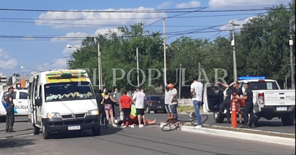 Violento choque entre una moto y una bici una mujer grave