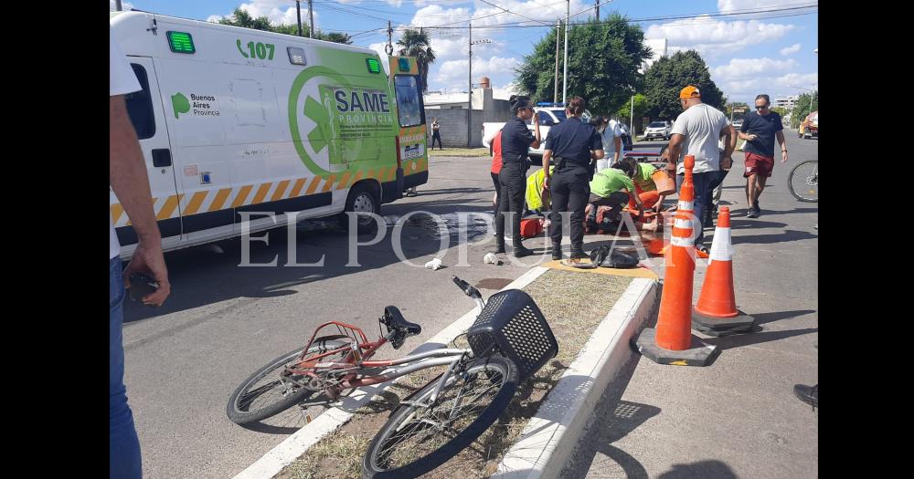 Violento choque entre una moto y una bici una mujer grave