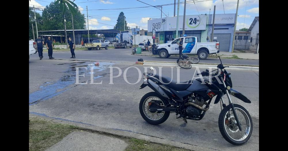 Violento choque entre una moto y una bici una mujer grave