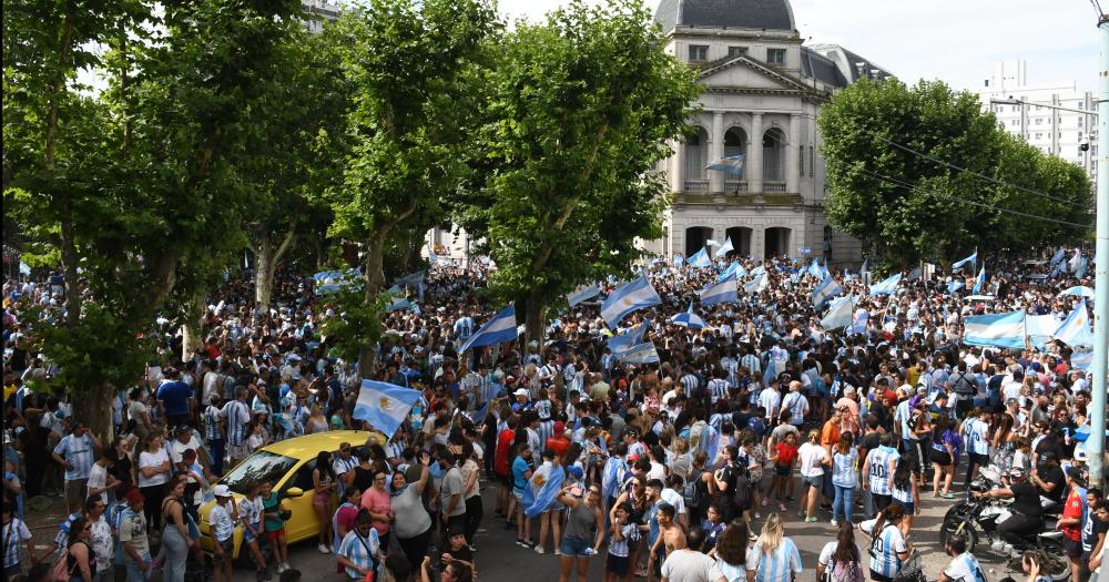 Argentina es campeoacuten del mundo y el pueblo estaacute en la calle