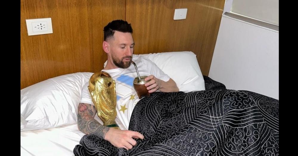 Messi y el mejor despertar- mates en la cama y abrazado a la Copa del Mundo