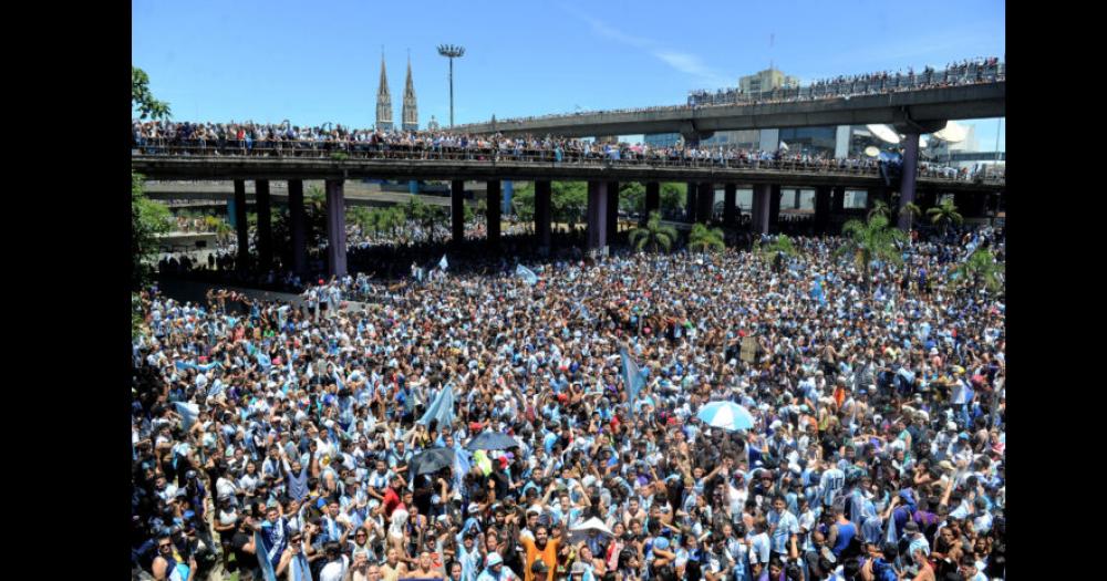 Dos hinchas se arrojaron al colectivo desde un puente y la caravana terminoacute en helicoacuteptero