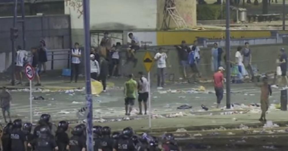 Incidentes en el Obelisco tras los festejos- al menos 14 detenidos y 10 policiacuteas heridos