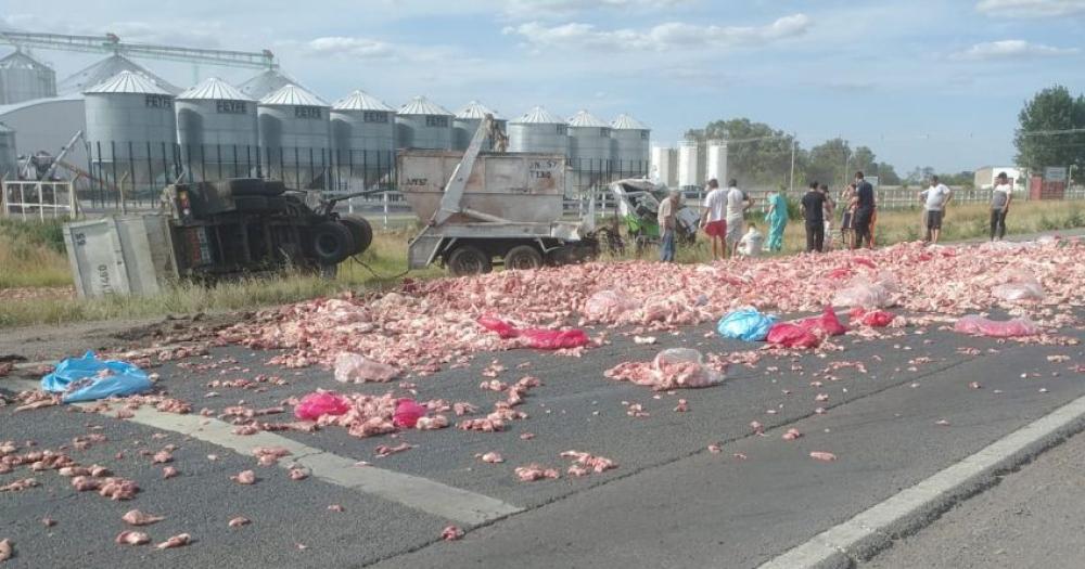 Una familia olavarriense protagonizoacute un cuaacutedruple choque en la ruta 205