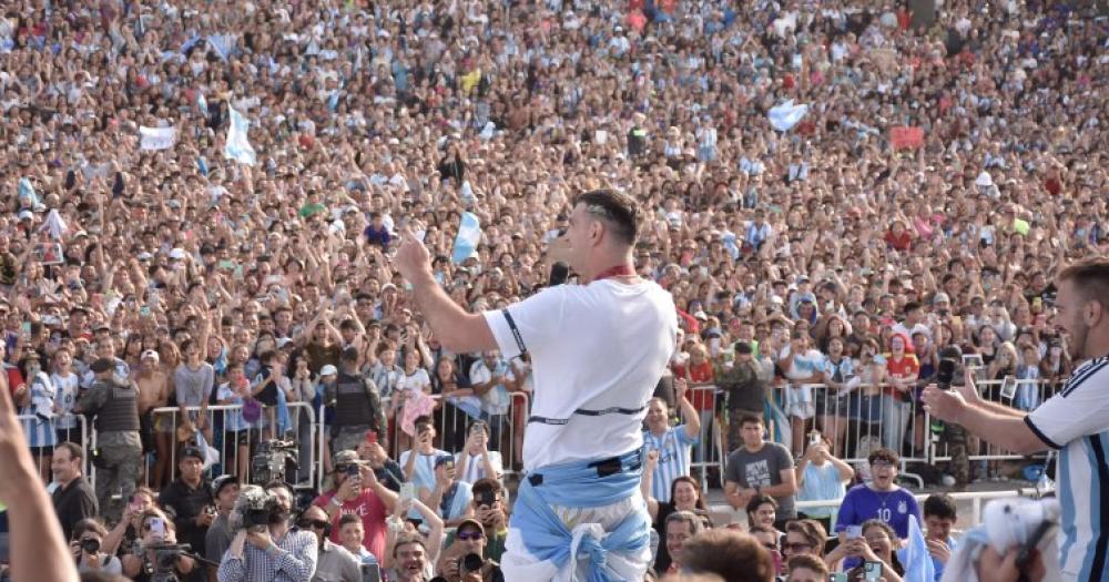 Dibu Martiacutenez fue recibido por una multitud en Mar del Plata