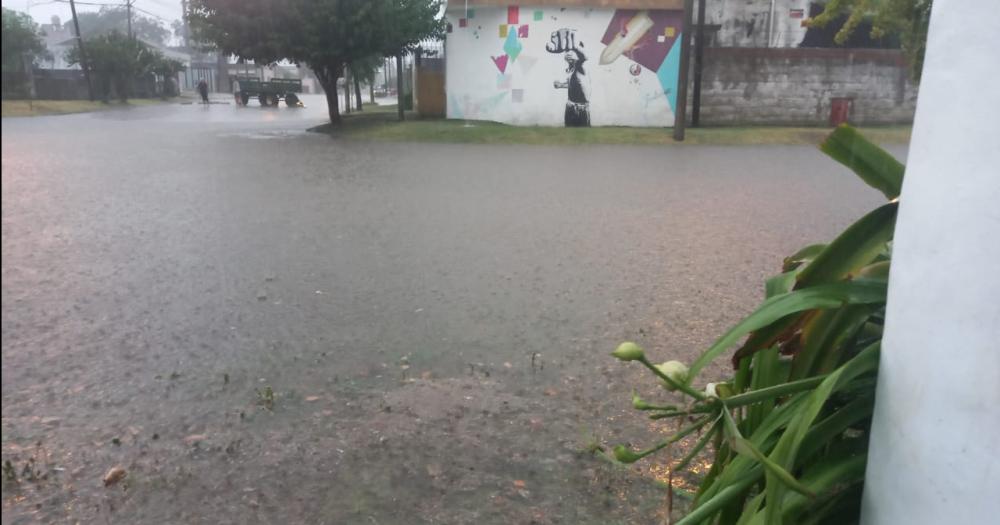 Las calles de Olavarriacutea anegadas por la gran cantidad de lluvia en pocos minutos