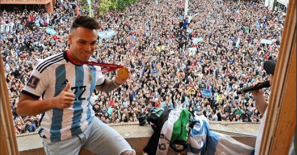 Lautaro Martiacutenez fue recibido en Bahiacutea Blanca su ciudad natal