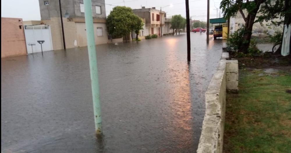 Las calles de Olavarriacutea anegadas por la gran cantidad de lluvia en pocos minutos