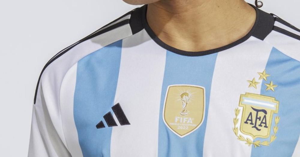 La camiseta de la Seleccioacuten argentina con las tres estrellas se agotoacute en pocas horas