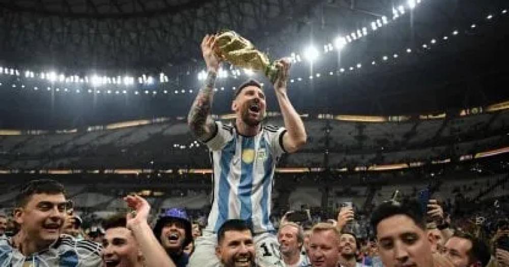 Revelaron que las fotos de Messi seriacutean con una reacuteplica de la copa