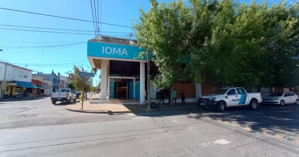 Una mujer se manifestoacute en el edificio de IOMA exigiendo soluciones