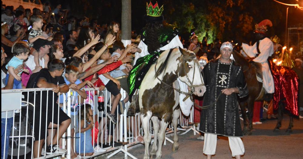 En una noche maacutegica se revivioacute la ilusioacuten con la llegada de Melchor Gaspar y Baltazar