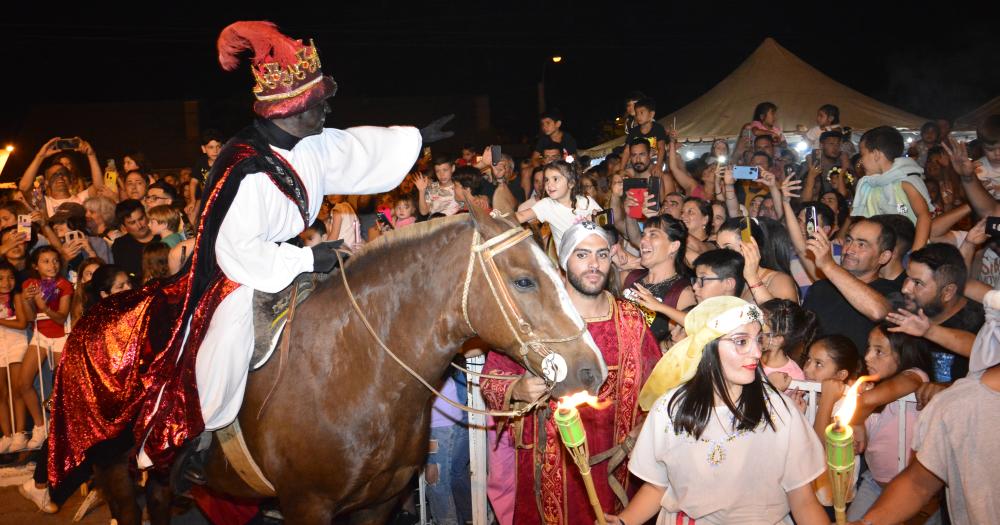 En una noche maacutegica se revivioacute la ilusioacuten con la llegada de Melchor Gaspar y Baltazar