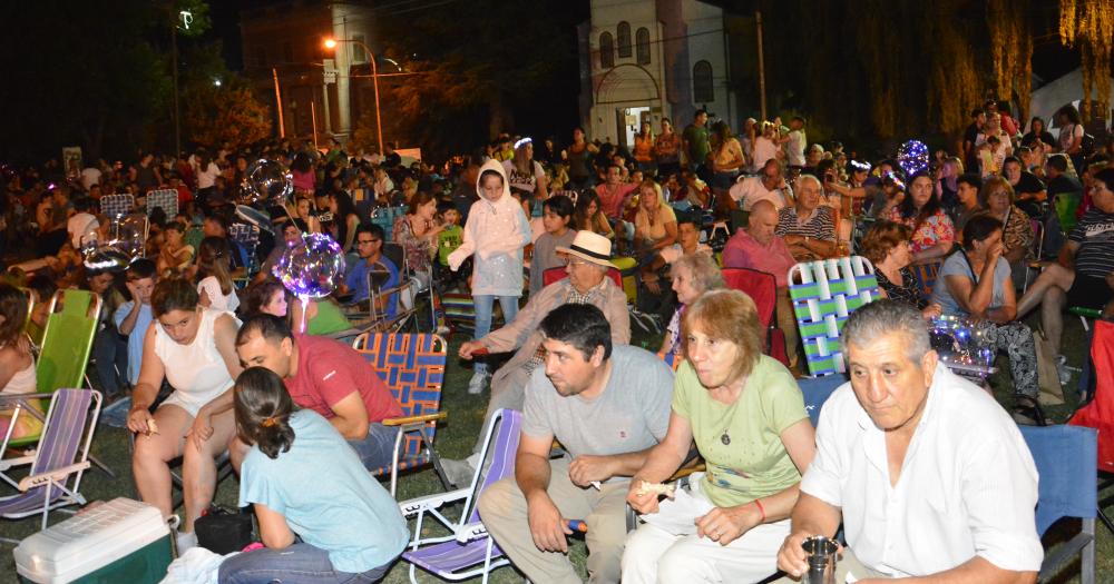 En una noche maacutegica se revivioacute la ilusioacuten con la llegada de Melchor Gaspar y Baltazar