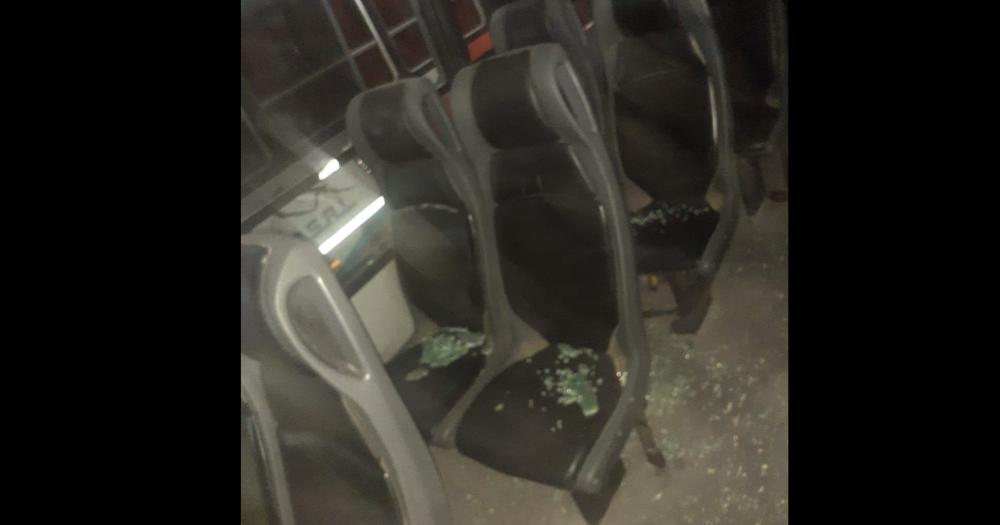 Un colectivo de Las Sierras SRL fue atacado a piedrazos en el barrio Beleacuten