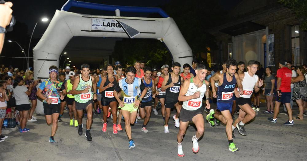 Luciano Sosa y Laura Trumpio fueron los ganadores de la Correcaminata Nocturna