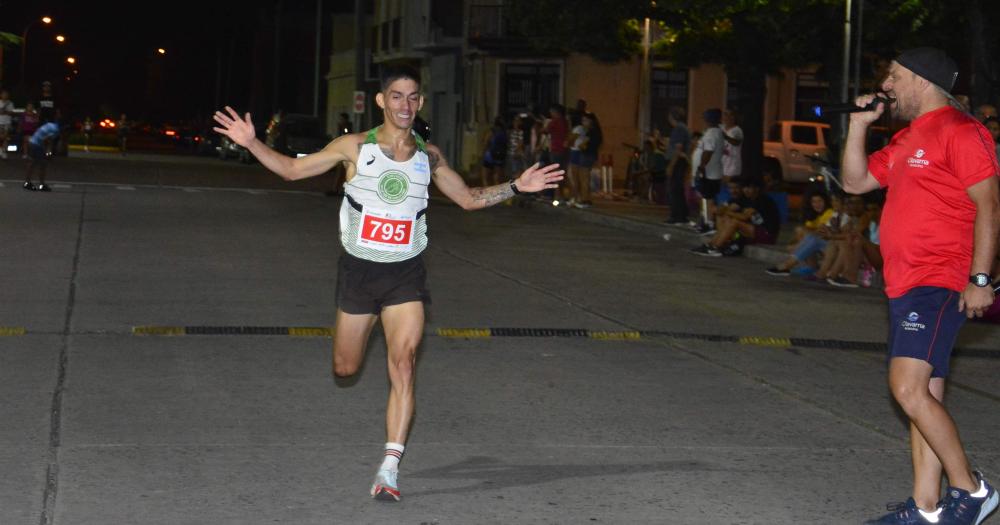 Luciano Sosa y Laura Trumpio fueron los ganadores de la Correcaminata Nocturna