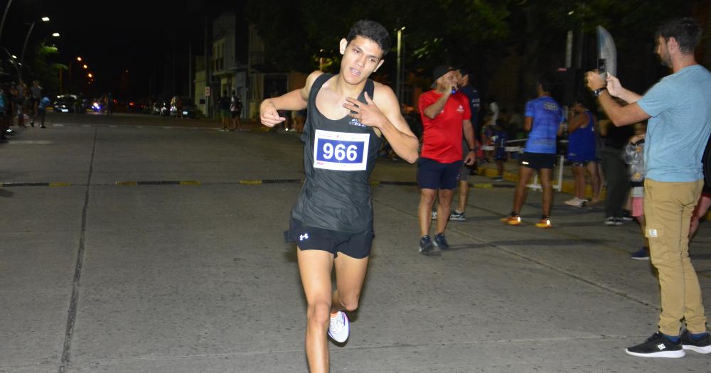 Luciano Sosa y Laura Trumpio fueron los ganadores de la Correcaminata Nocturna