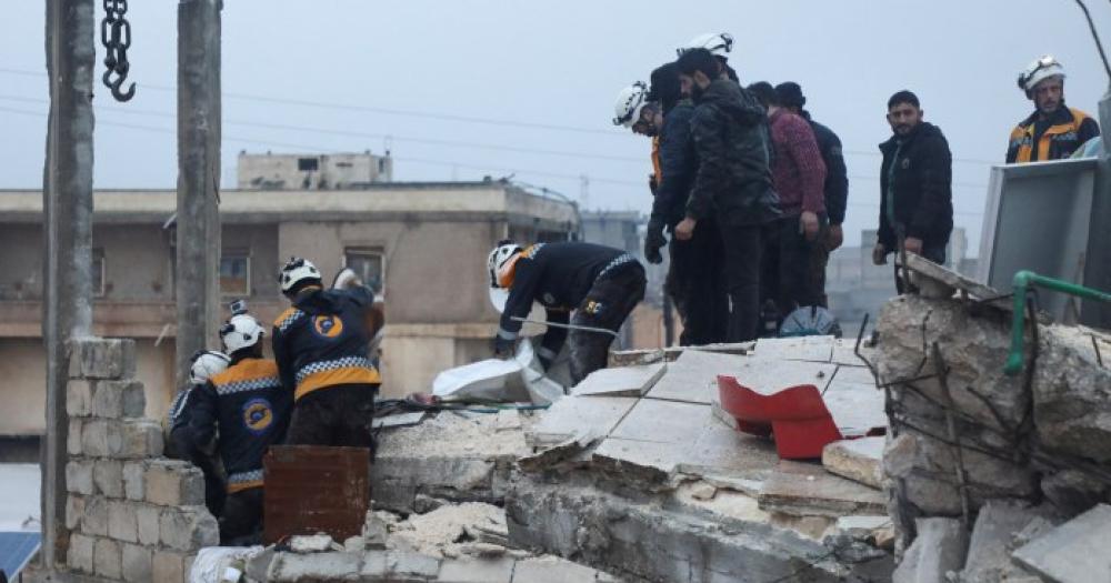 Cientos de muertos y miles de personas atrapadas tras un terremoto en Turquiacutea y Siria