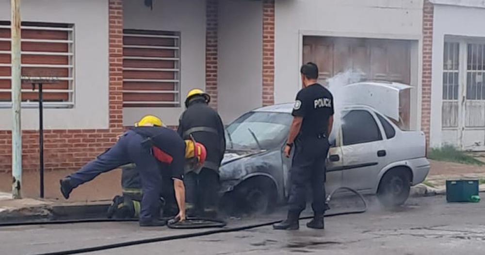 Pueblo Nuevo- por una falla eleacutectrica un auto se incendioacute en plena calle