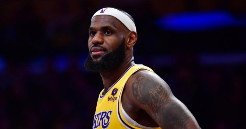 LeBron James cumplioacute su destino y batioacute el reacutecord