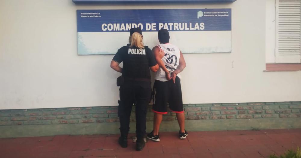 Discutioacute con una mujer forcejeoacute con la Policiacutea y fue aprehendido