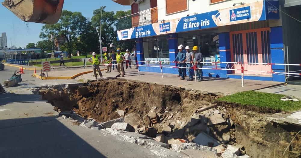 Socavamiento de vereda- la tierra volvioacute a ceder y se expandioacute hasta la calle