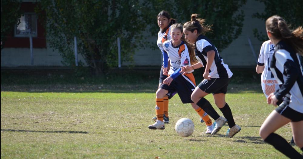 El fuacutetbol femenino albinegro suma jugadoras