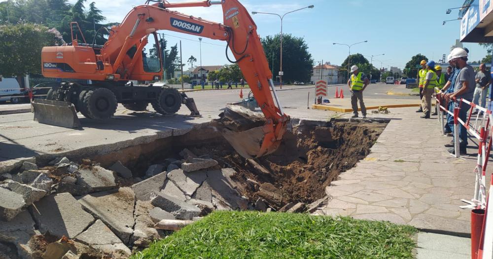 Socavamiento de vereda- la tierra volvioacute a ceder y se expandioacute hasta la calle