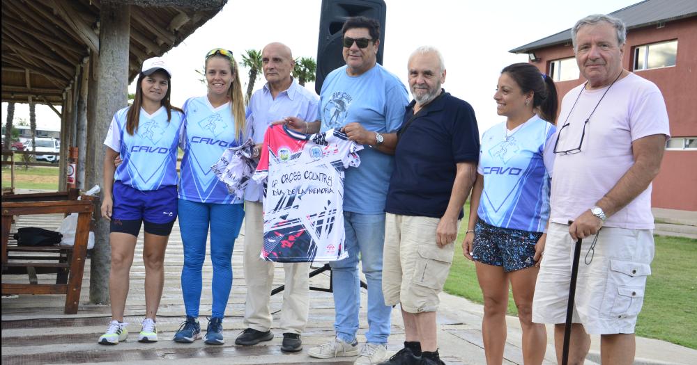 El Secretario General José Stuppia acompañado por el CAVO y los integrantes de la Comisión por la Memoria de Olavarría