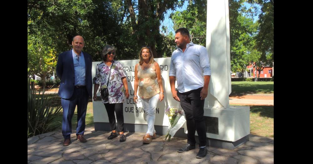 En el Monumento a los fundadores de La Madrid se hizo la colocación de una ofrenda floral